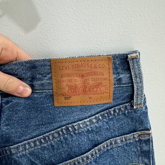 Levi’s 501 Original Fit Women’s Jeans W27 L30 in “Shout Out Stone - Medium Wash” - Picture 5 of 7